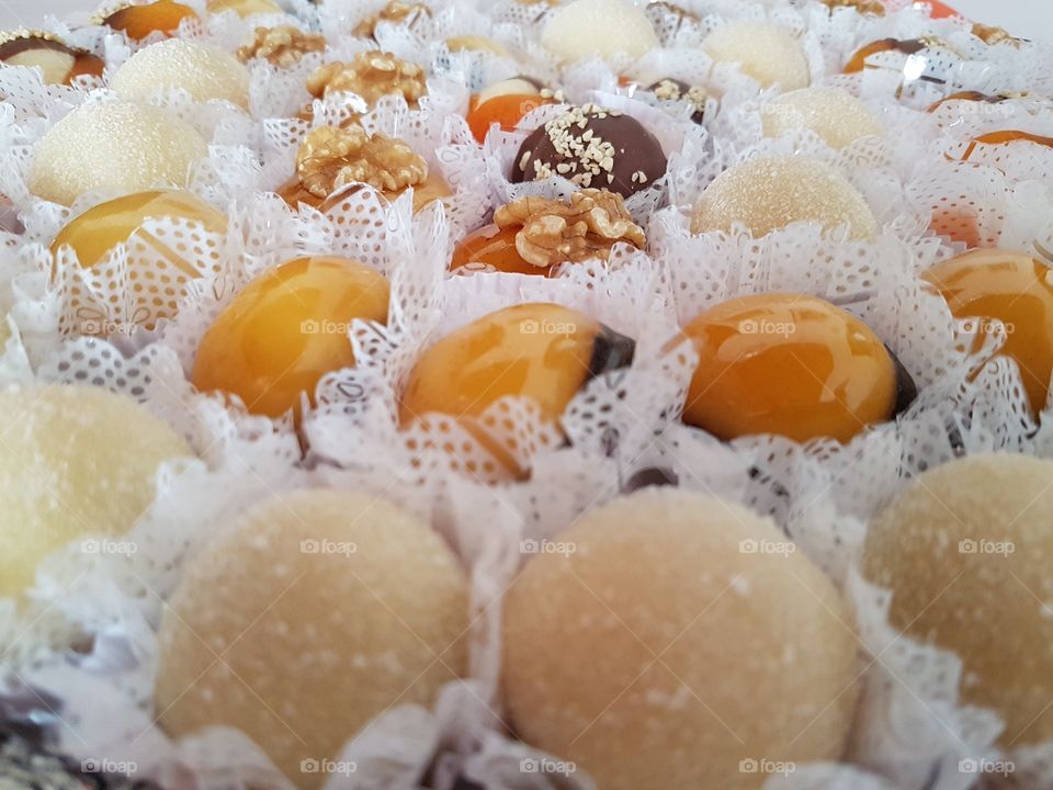 bombom de uva encapados com massa de brigadeiro branco, contraste entre sobores doce e levemente ácido da uva