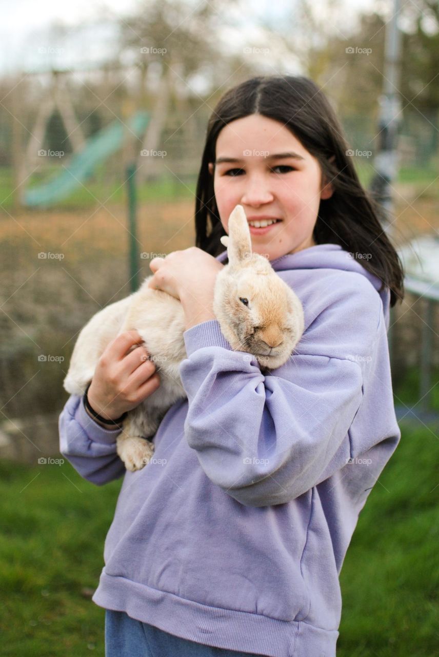 Génération z girl with rabbit 