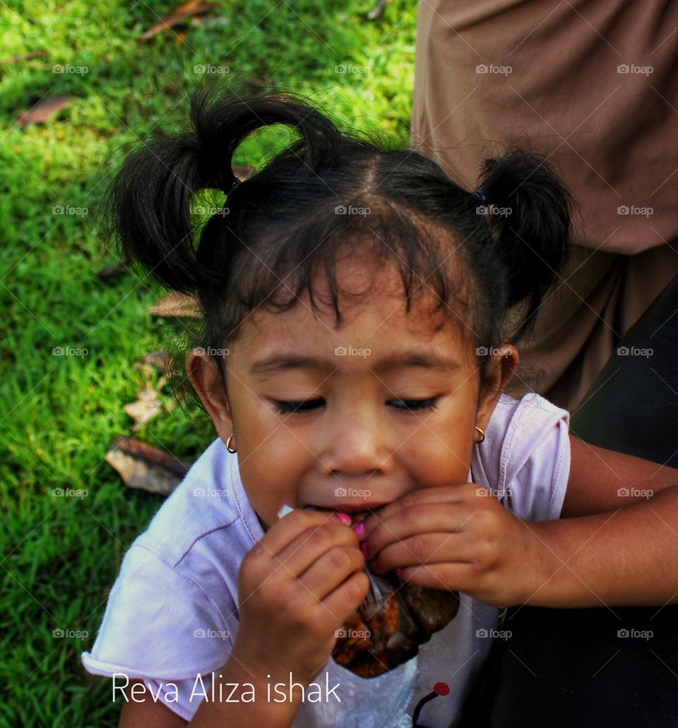model anak perempuan ku sedang makan saya magambil photo pada saat dia makan gimana menurut anda apa ini natural photo model anak perempuan kecil lucu ini