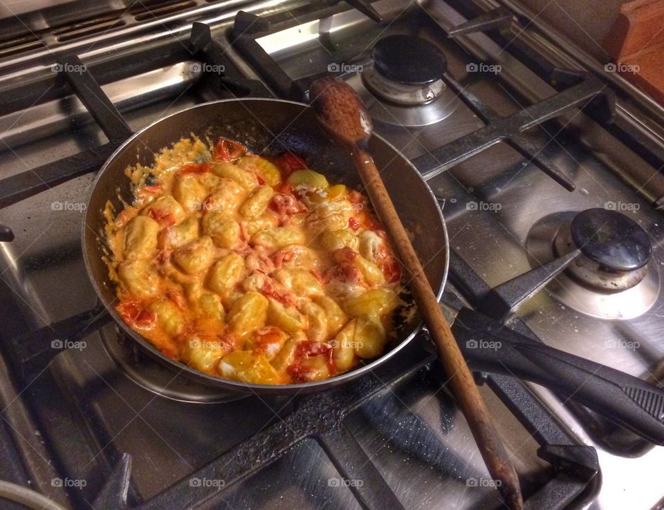Gnocchi di patate saltati in padella con pomodorini aglio olio peperoncino  e panna veg a fine cottura