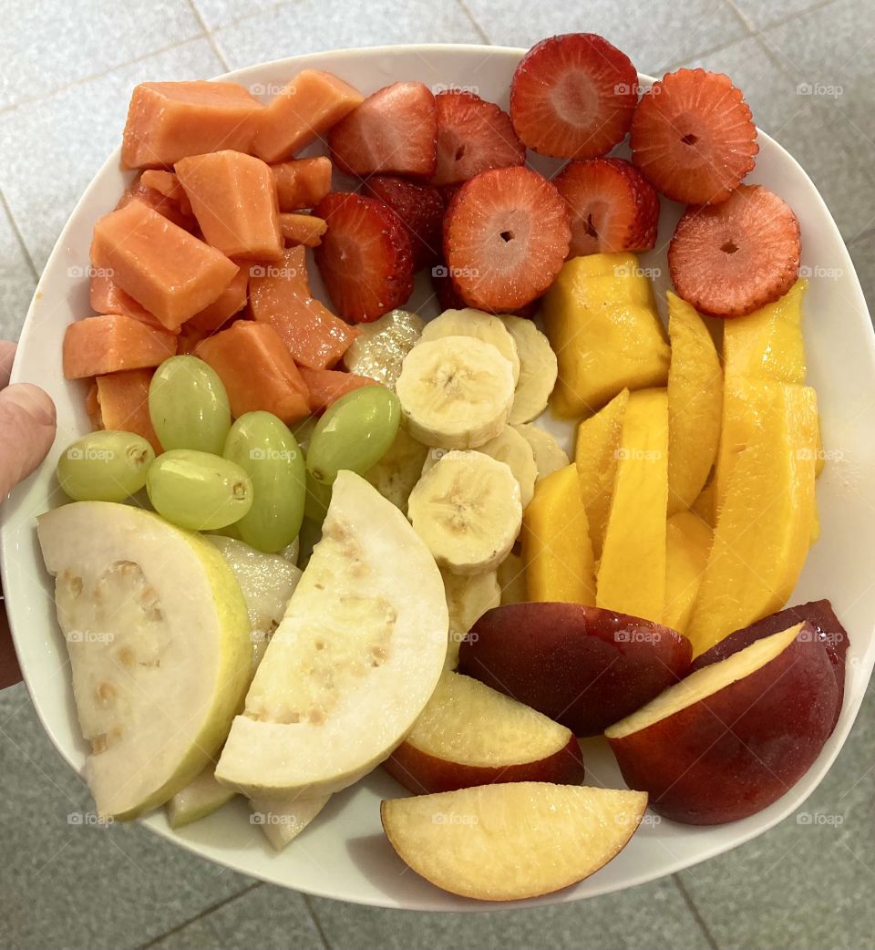 Papaia, strawberry, grapes, guava, mango, peach and banana!
Eat fruits because they are good for us.
Hoje: mamão, morango, uva, goiaba, manga, pêssego e banana!
Coma frutas pois elas nos fazem bem.