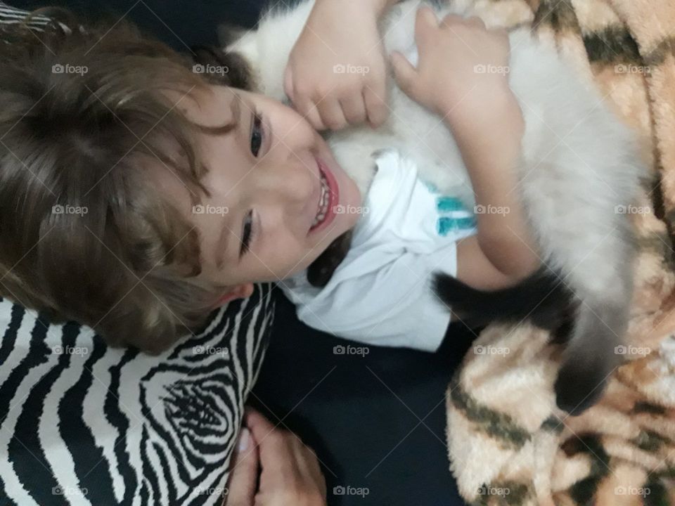 beautiful child with the cat

￼