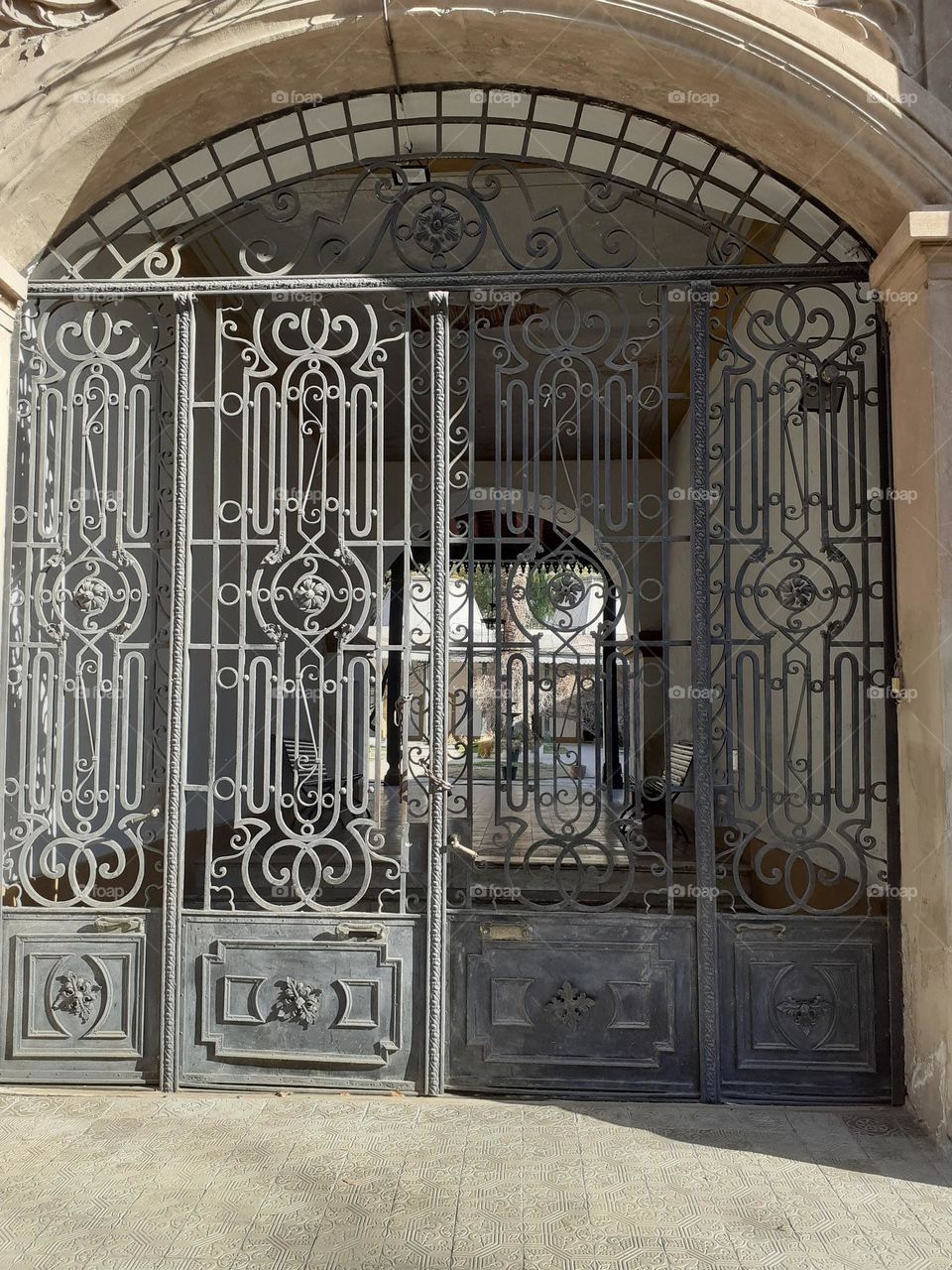 portón de rejas, metal