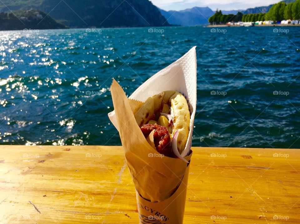 tavolo in riva al lago di lecco