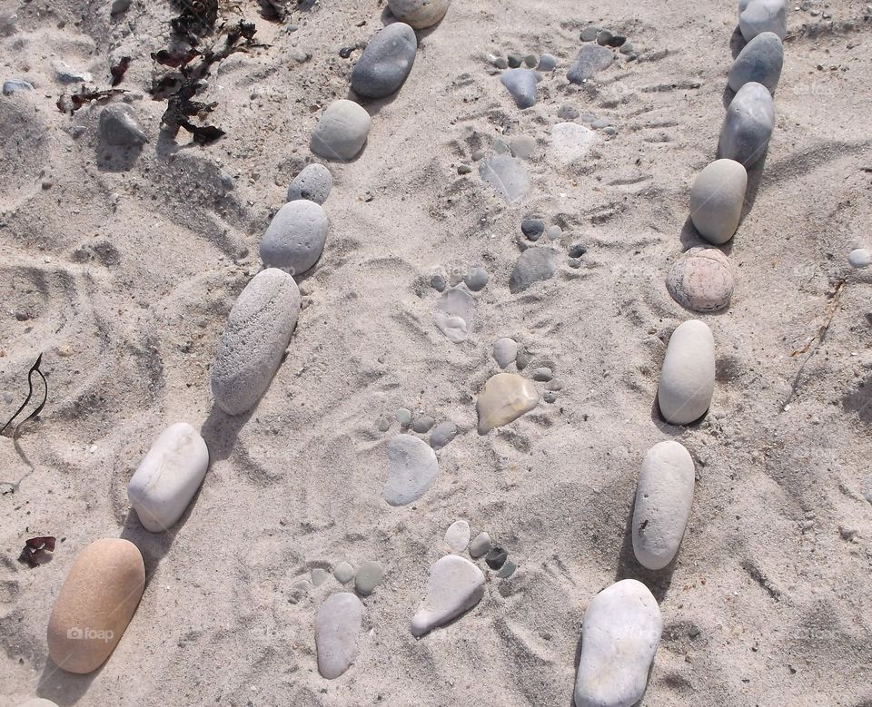 Sand Strand. Steine Kiesel Sommer Fuß Fußabdruck Sohle warm