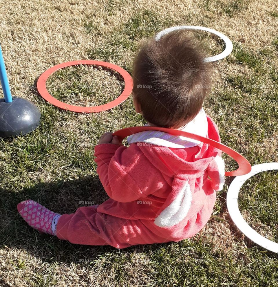 niña jugando con aros de colores