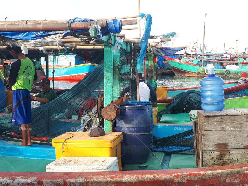 preparation of fishermen to go to sea by boat