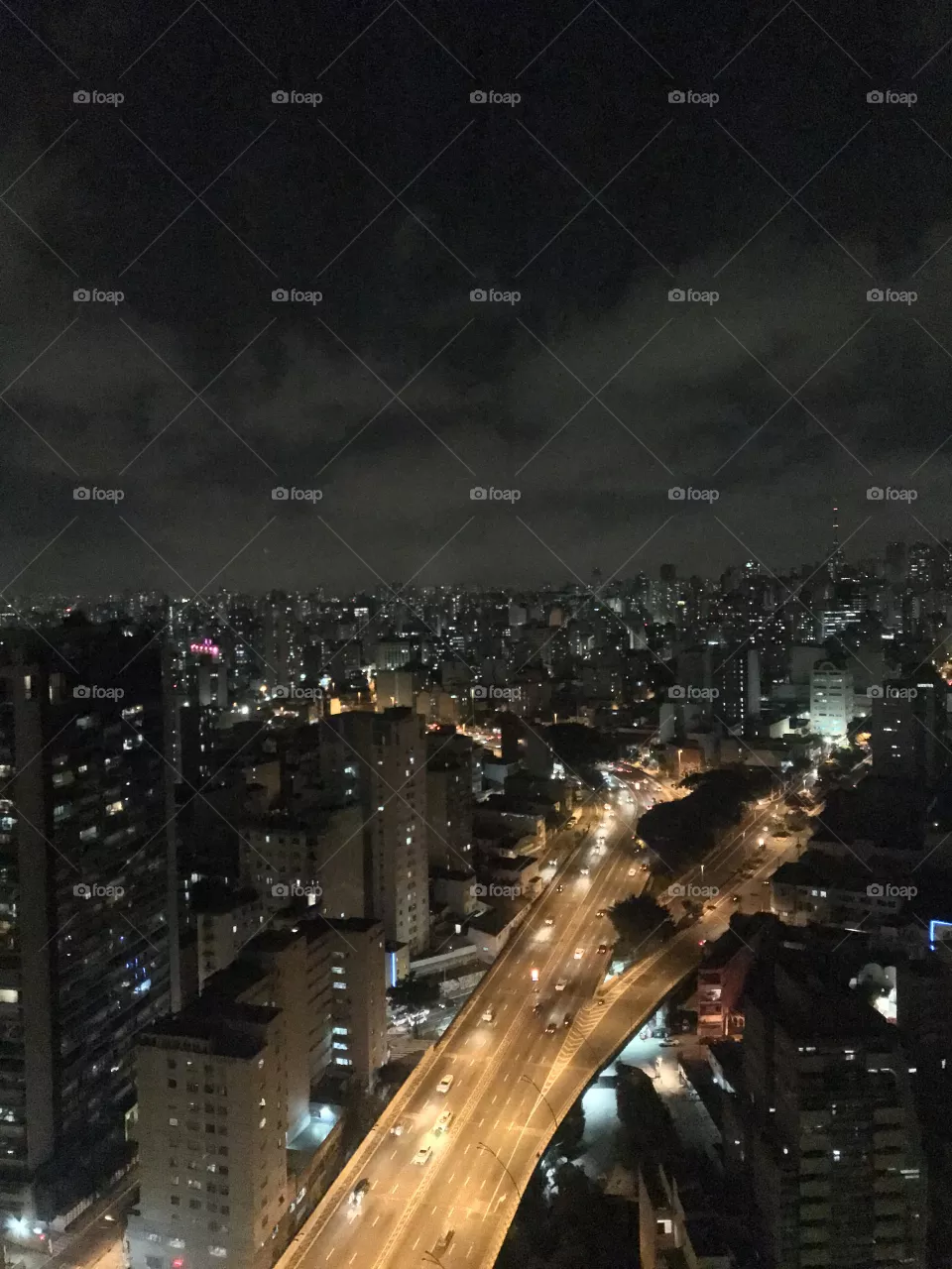 VIsta maravilhosa das ruas de São Paulo à noite.