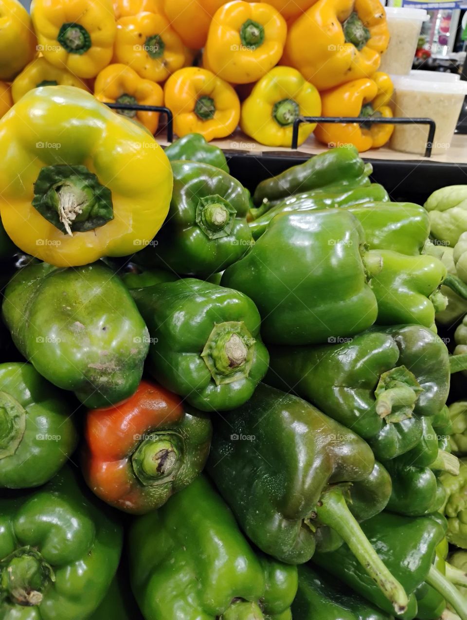 O pimentão e sua maturação. O pimentão tem diferentes estágios de maturação, que vão do verde ao vermelho, passando pelo amarelo. Cada fase tem diferentes nutrientes. O pimentão verde é o primeiro estágio de maturação. É colhido antes de amadurecer..