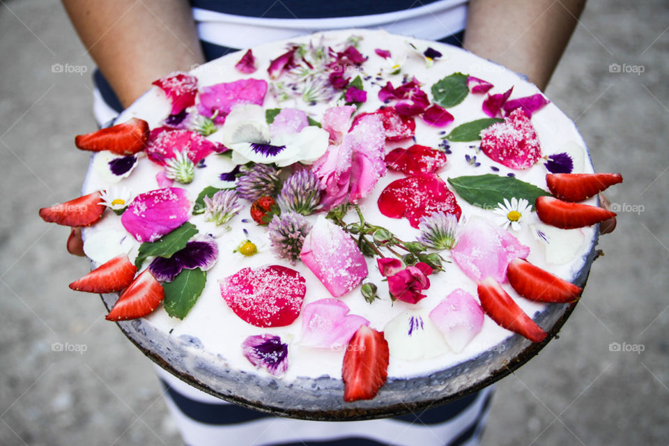 Cake garnish with flowers