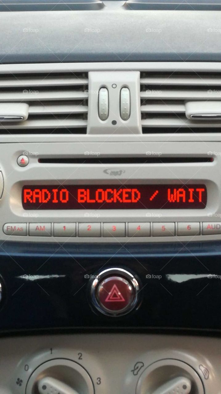 FIAT 500's radio blocked..waiting for radio!