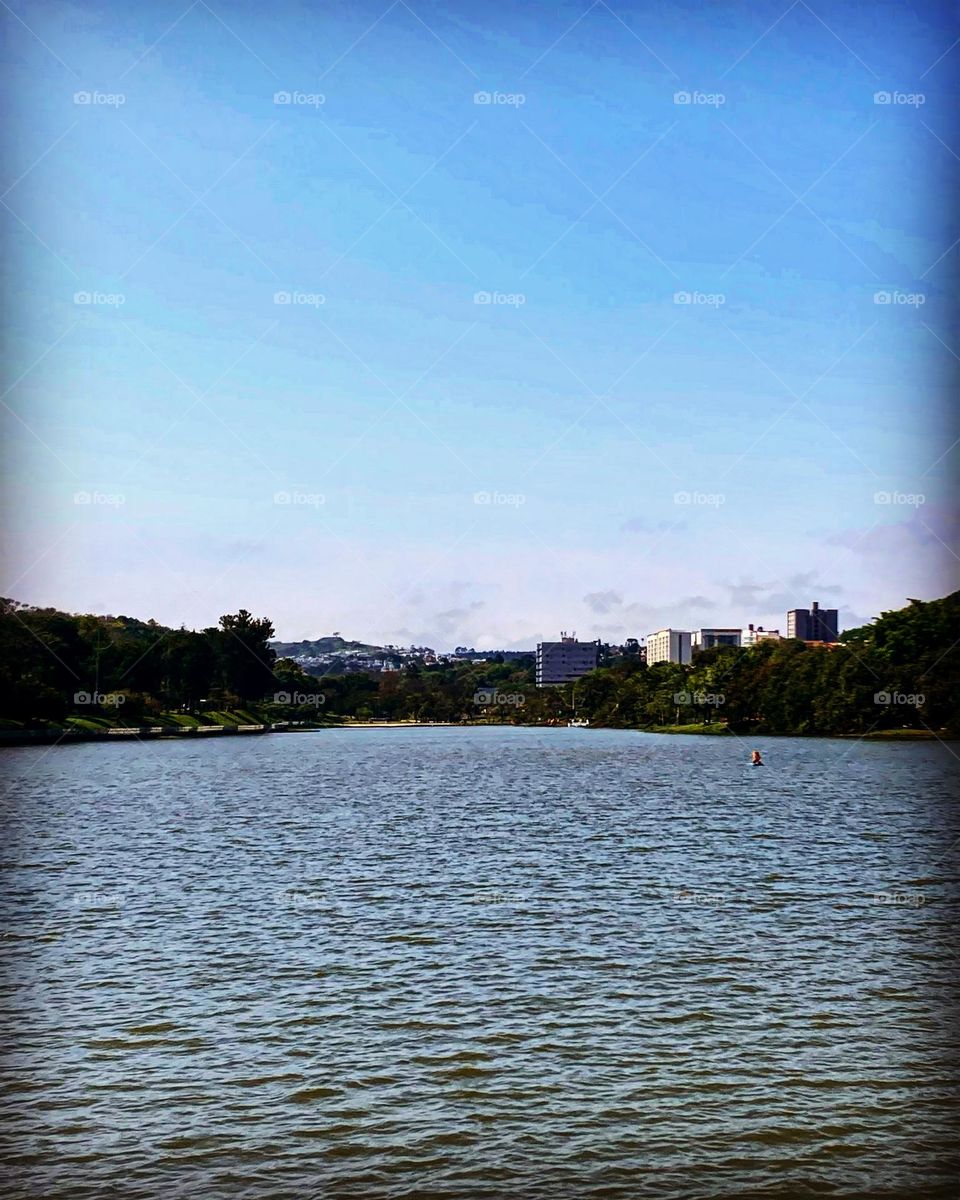 🇺🇸 Seeing the beauty of a lake and its clear water brings me peace and inspiration!  Here: Lake Taboão, in Bragança Paulista (Brazil). / 🇧🇷Ver a beleza de um lago e sua água me traz paz e inspiração! Aqui: lago do Taboão, em Bragança Paulista (Brasil).