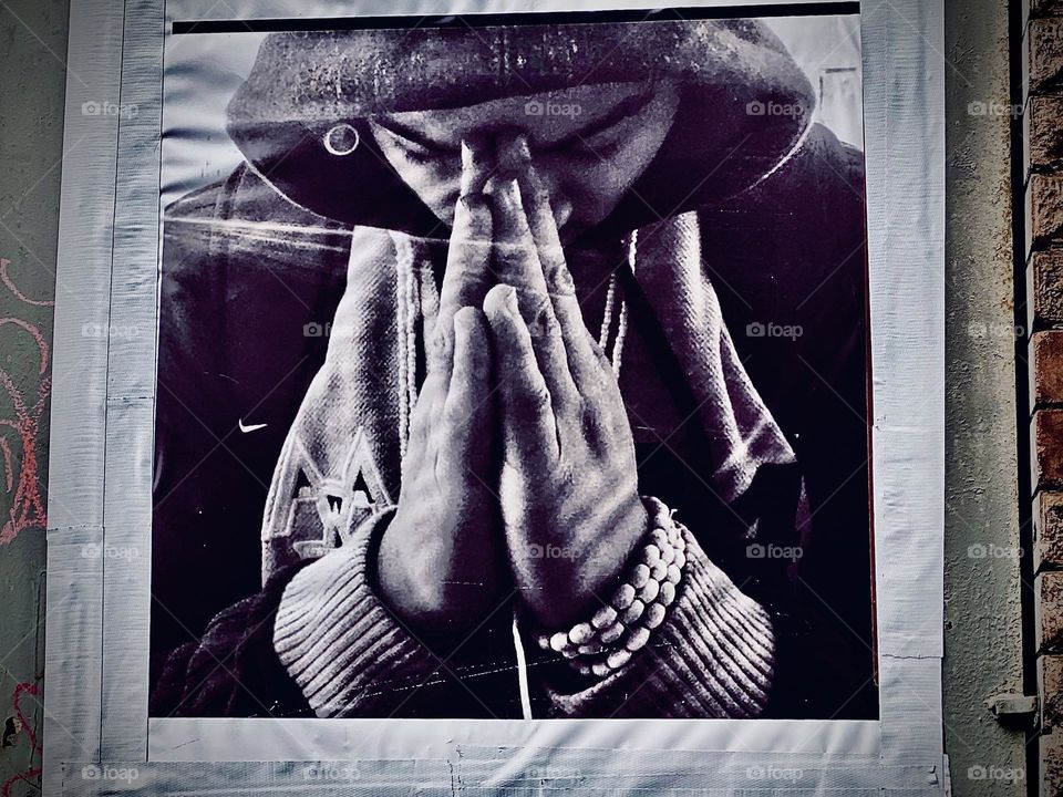 A Fort Greene, Bklyn man named „Nico“ was shot to death at a deli on Fulton St in 2020. For a year Waverly & Fulton was a living memorial to him w lit candles, flowers, a flag with his likeness, posters, graffiti etc. Hypnotic Productions