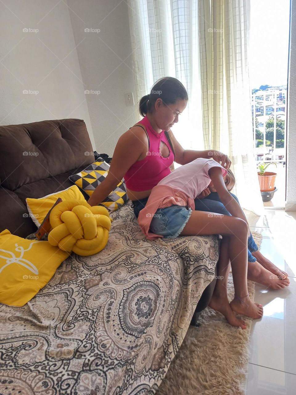 Criança no aconchego da mãe na soneca da tarde! Um cochilo, ajuda o corpo a relaxar e recuperar energias. Assim as crianças ficam mais criativas e dispostas. O sono, ajuda na regulação do humor e na manutenção do equilíbrio emocional