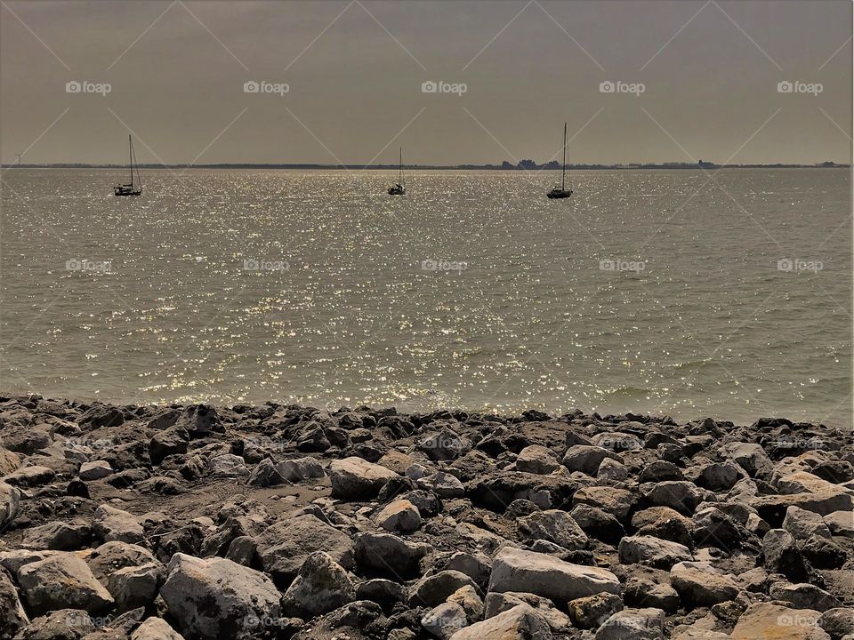 Three little boats at the sea / Três barquinhos no oceano