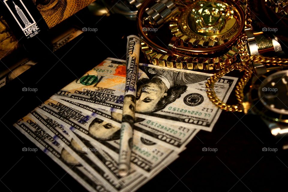 Luxury table rolling 100 bills empire versace rolex smoking papers gold platinum luxurious high life boss collection dollars hundred hunnid hunnit paper chain