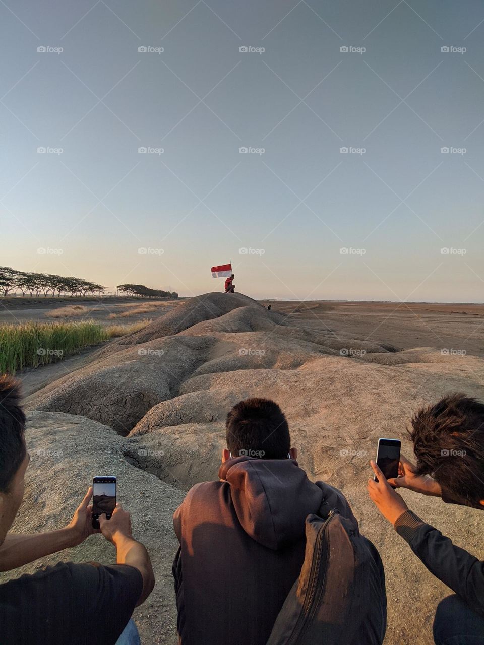 photographing the sunrise using a cell phone