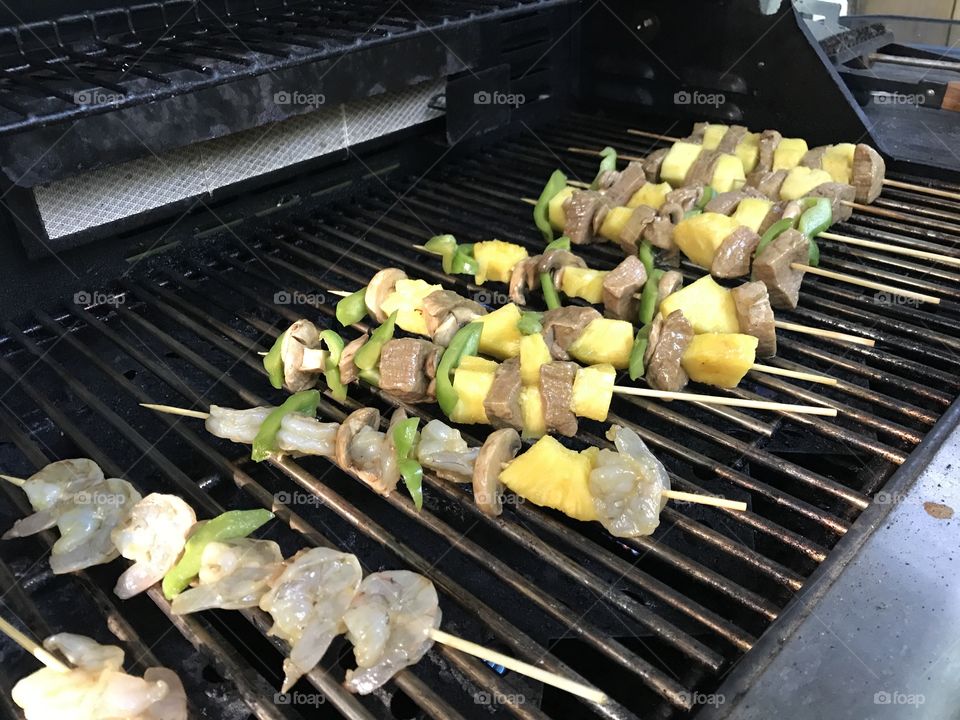 Shish kabobs on the grill 