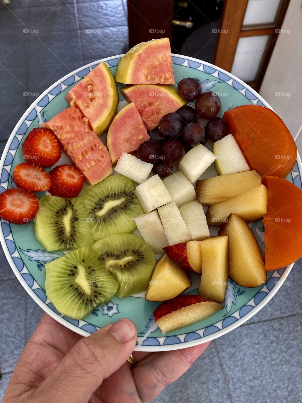 Delicious flavors on the plate for a “Brazilian Fruit Salad”: strawberry, guava, grape, kiwi, plum, persimmon and pear. / Deliciosos sabores no prato p/ uma “Salada de Frutas” tipicamente brasileira: morango, goiaba, uva, kiwi, ameixa, caqui e pera. 