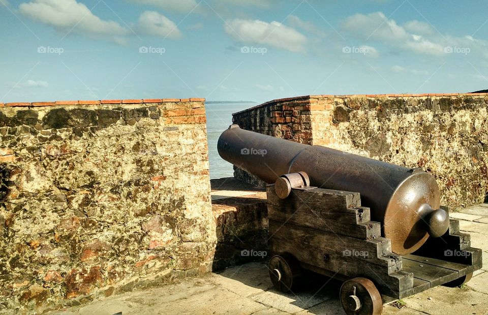Forte do Castelo. Vista da Muralha com canhão apontado para Baía do Guajará. Belém, Pará.