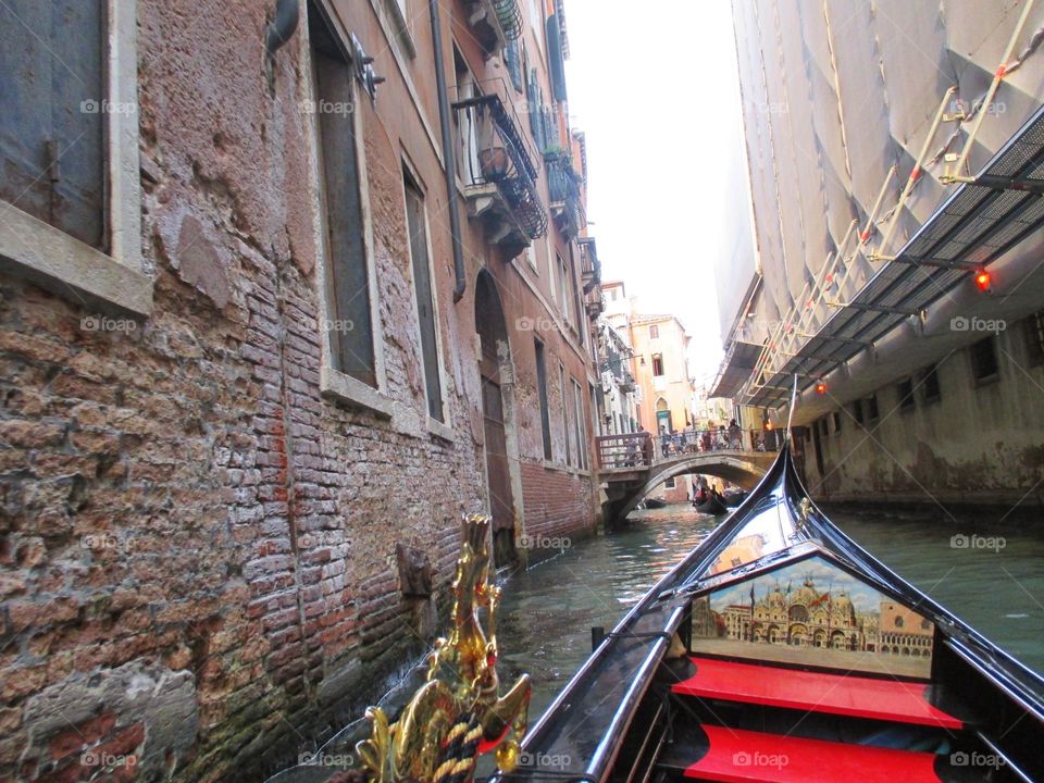 Una canoa por un canal de Venecia