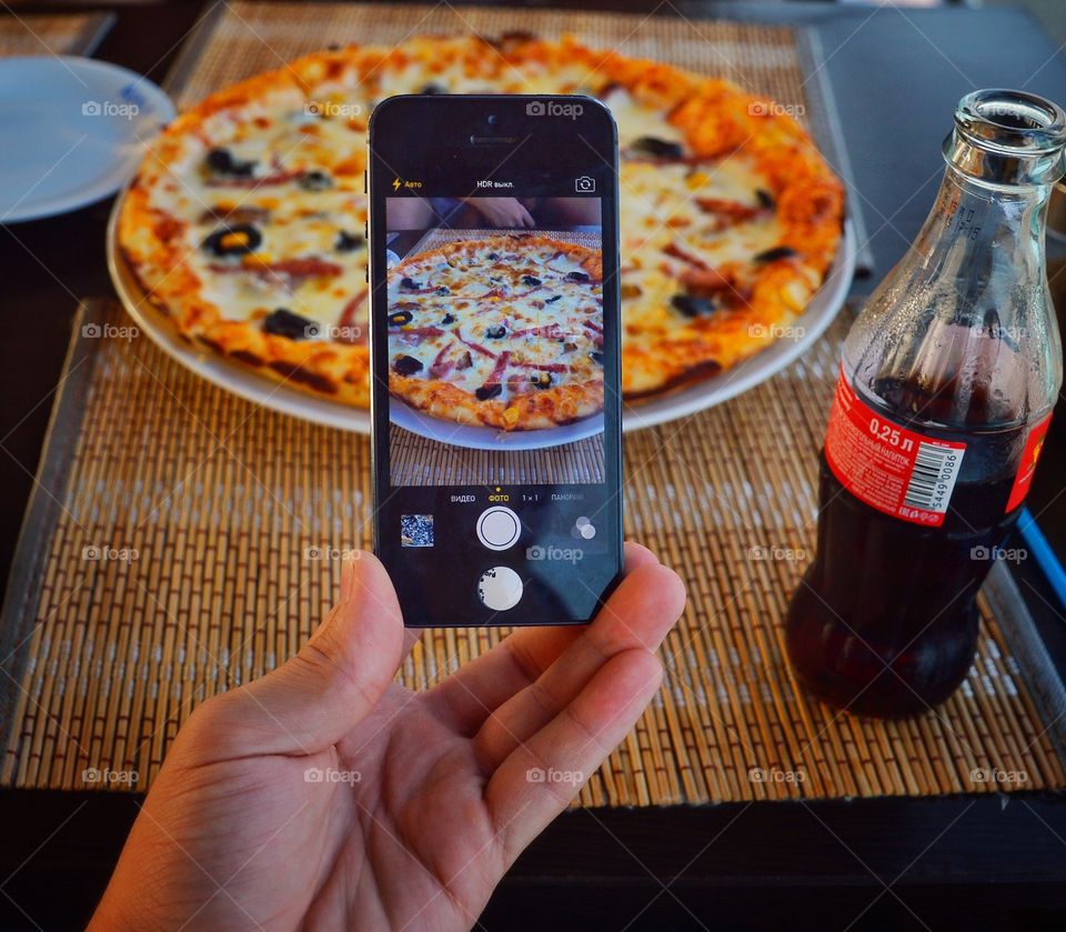 iphone and pizza