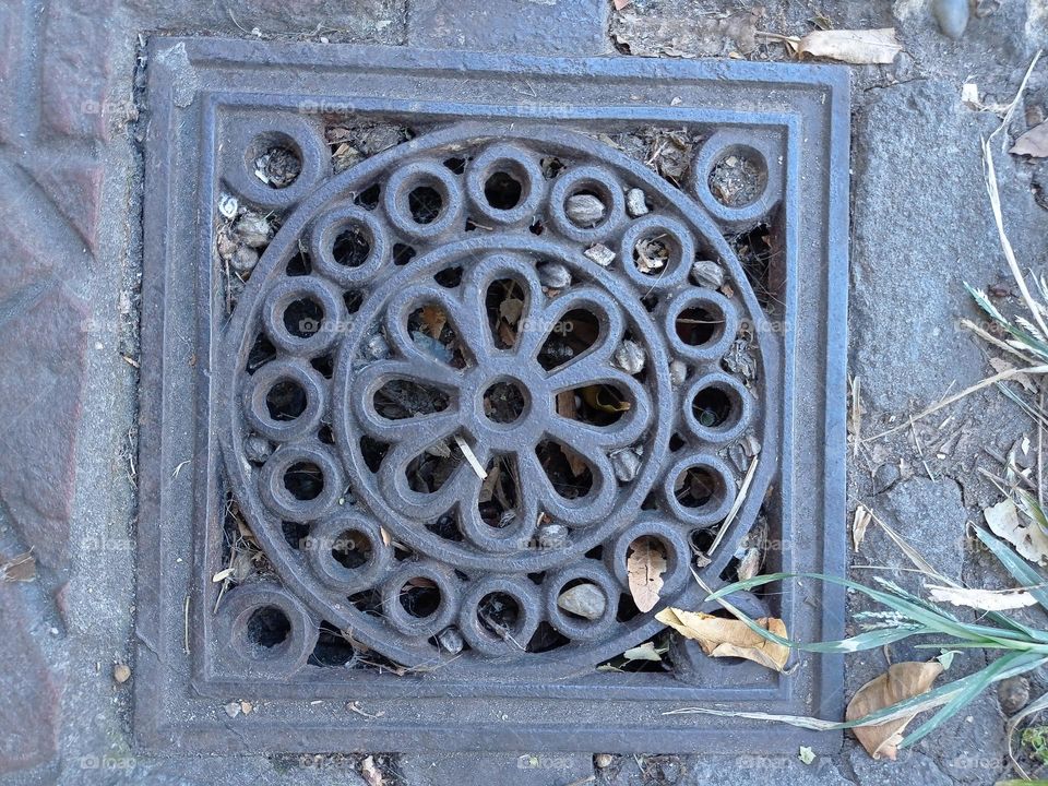 iron drain grating / rejilla de hierro