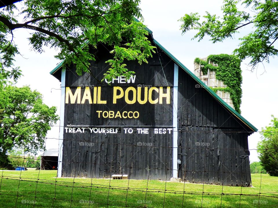 Rustic old mail pouch barn 