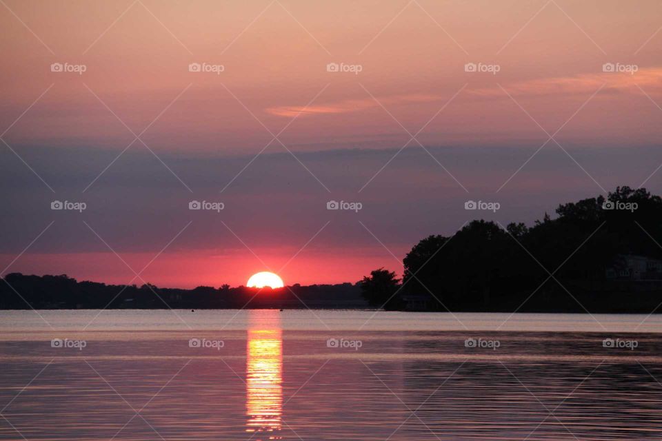 Su set at the lake