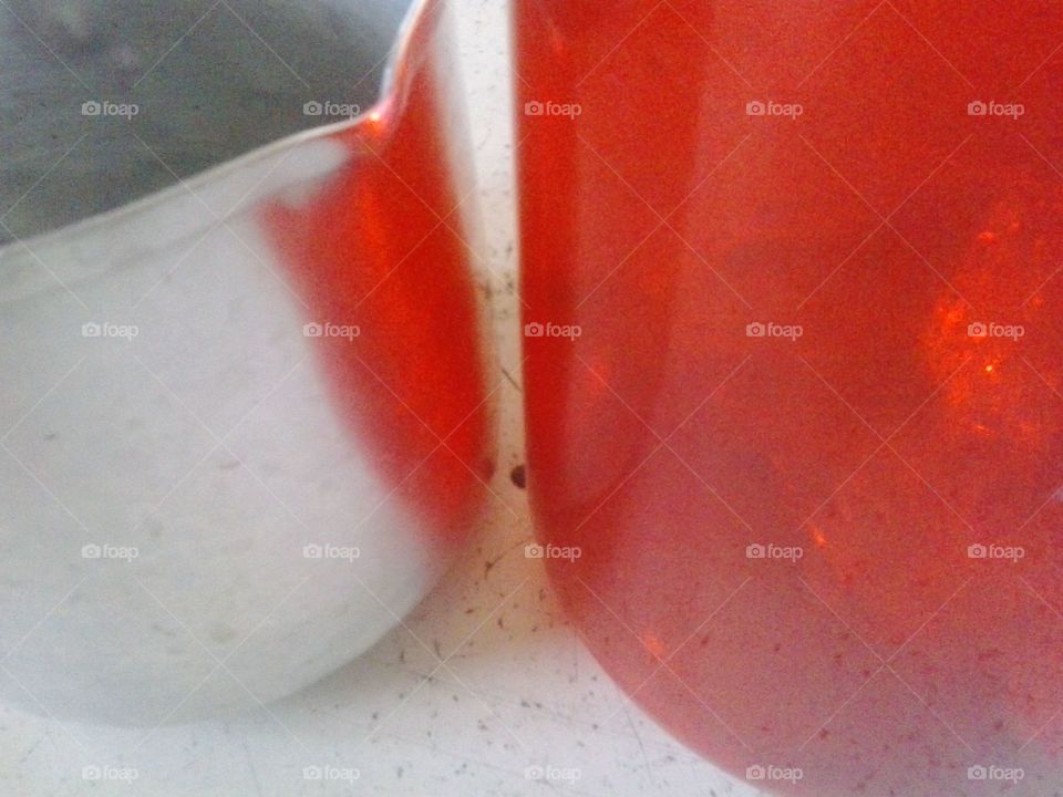 mesa com recipientes