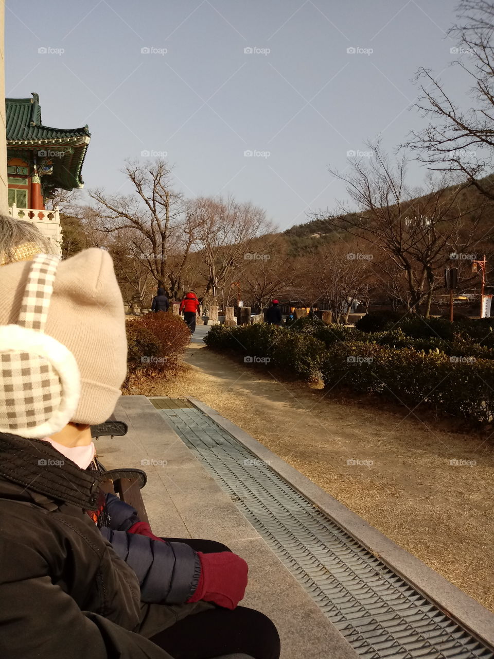 people are coming here and there . its a busy place specially at noon. lots of people come for walk , leisure and some are for prayers.