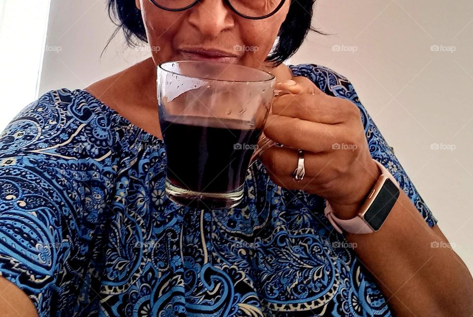 O cafezinho de todos os dias. Tomar café é, começar o dia com a energia necessária. A força do hábito foi tamanha, que a primeira refeição do dia, o desjejum ganhou o nome da bebida "Café da manhã"