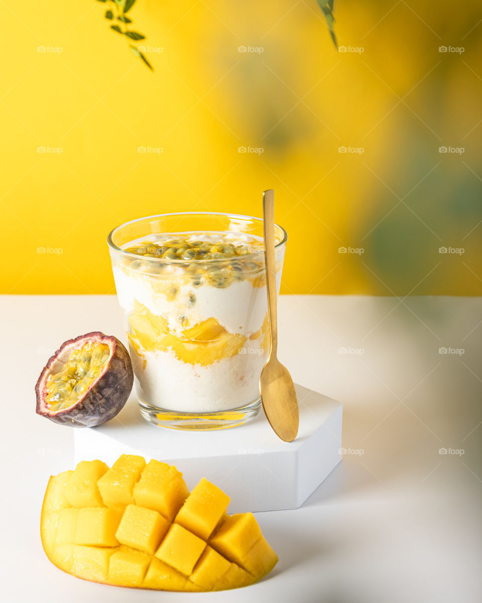 Joghurt with mango and passion fruit 