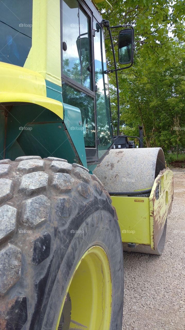 A close up of road roller