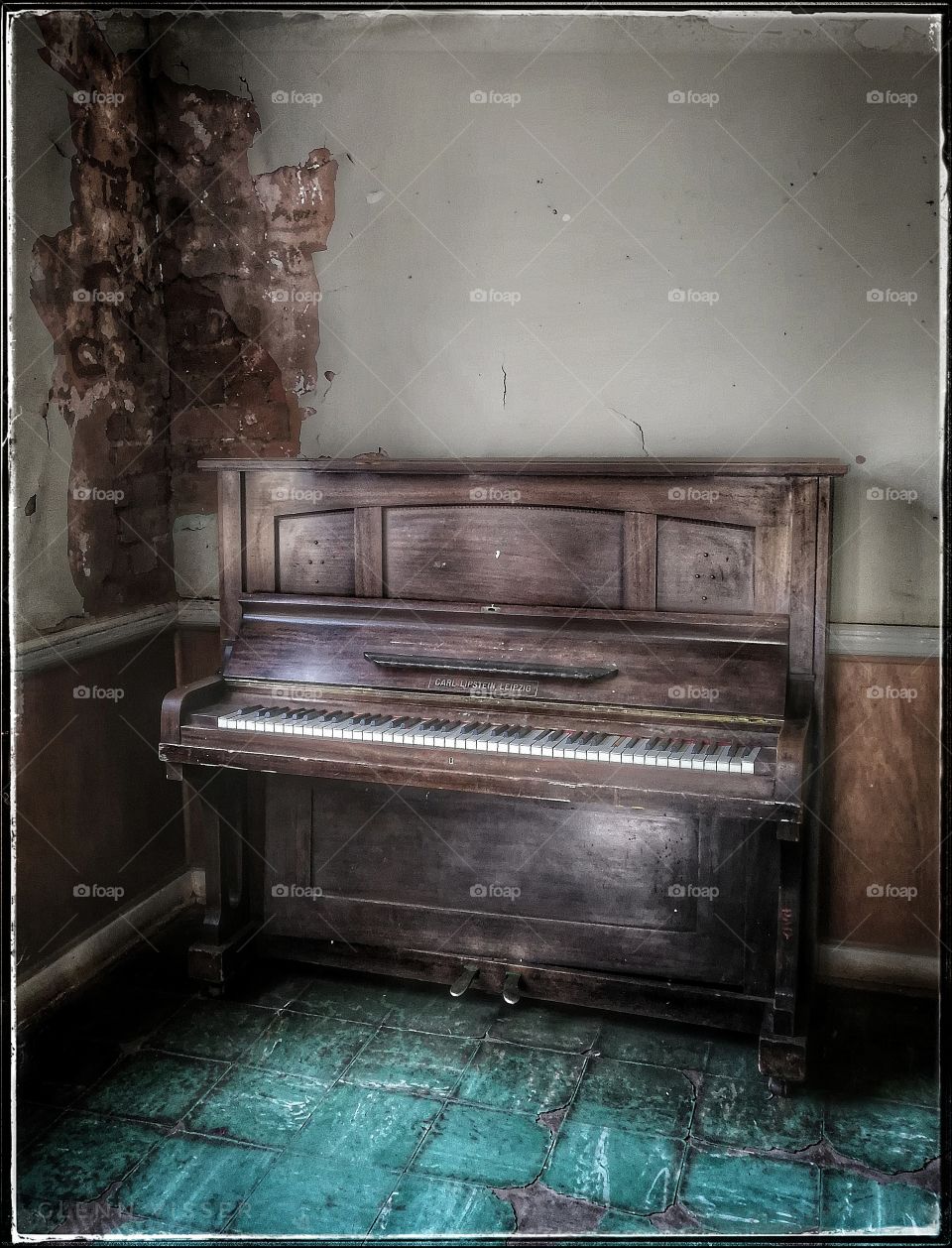 A neglected piano in the corner of a rundown room.
