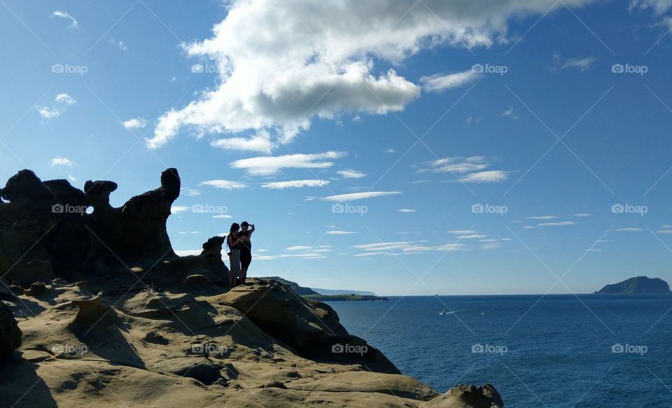 Silhouettes and shadows: let us look into the distance together. (with humanoid rock)