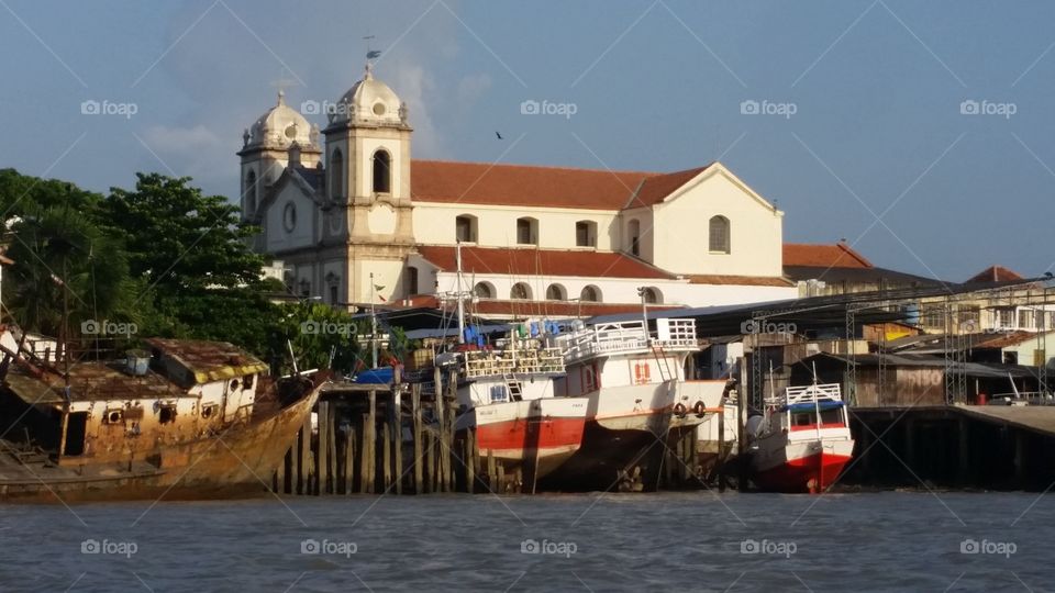Igreja do Carmo visto aparti da baía do Guajará rio da região Amazônica enfrente à cidade de Belém.