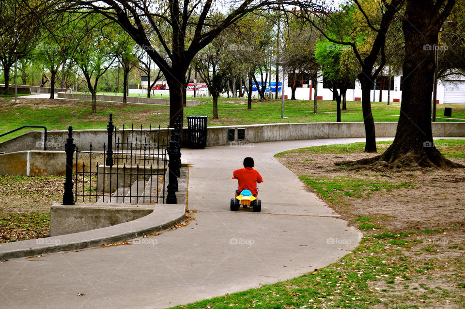 waco texas child plays by refocusphoto