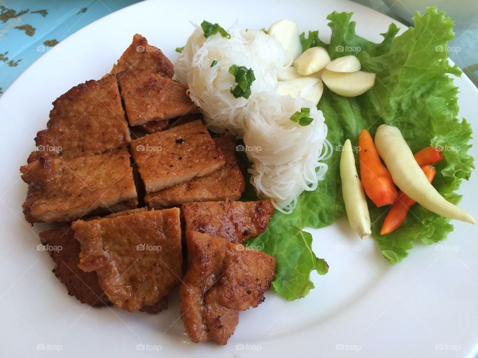 Grilled pork and rice noodle