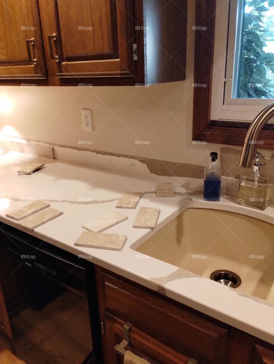 starting backsplash
ceramic tile backsplash
lining out ceramic tile 
backsplash under construction