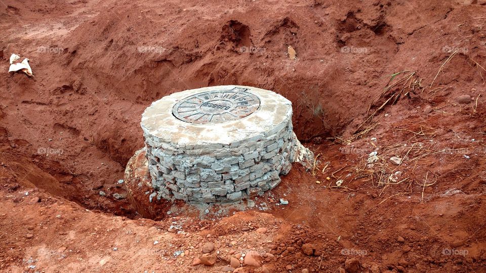 Saneamento, encanamento, esgoto. Caixa de concreto, cimento, tijolos. Alvenaria...