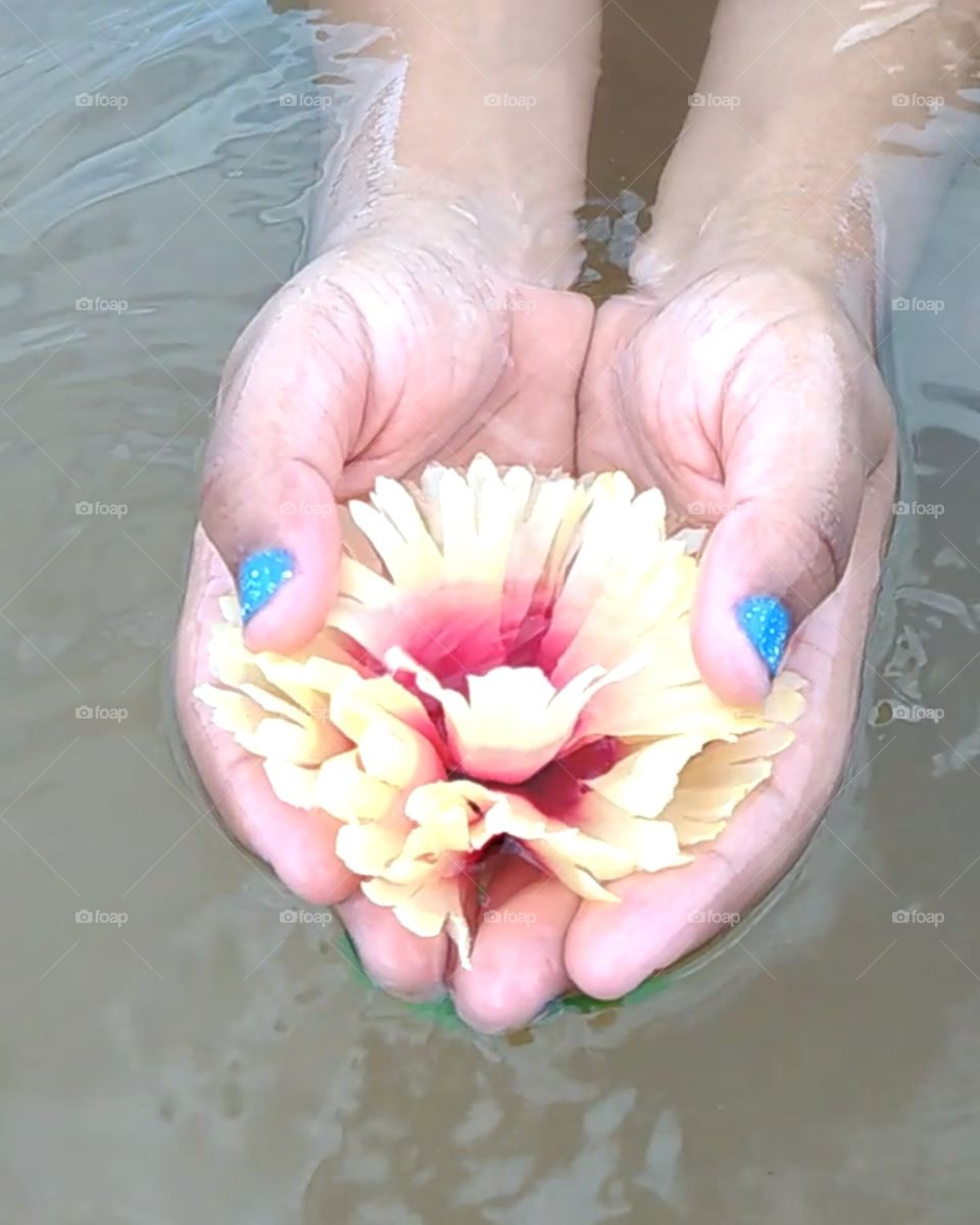 Ela procurava as flores sem saber que a primavera morava dentro dela. 🌿🌼