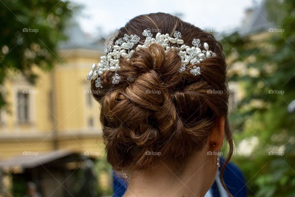 Besutiful hairstyle of bride