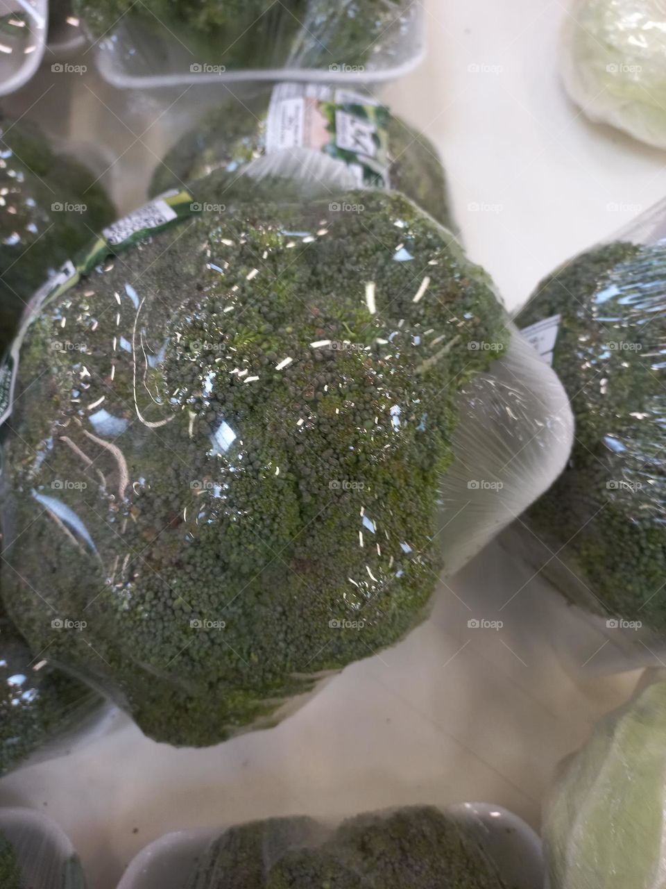 O brócolis pode nos oferecer proteínas, minerais, ferro e é uma excelente fonte de vitaminas K, C. Vegetais cruciferos contém várias substâncias antioxidantes  e anti-inflamatório que conseguem  melhorar a proteção do corpo humano