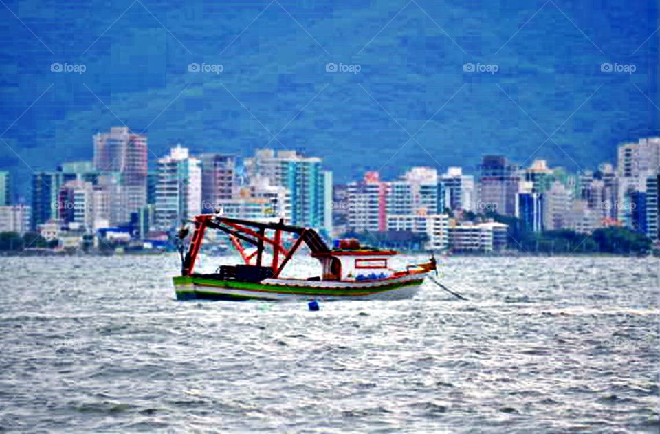 Barco e cidade