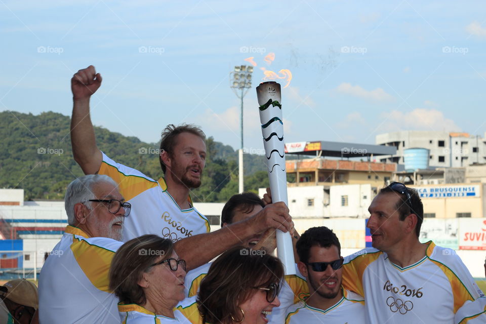 Brazilian athletes carrying olympic flame