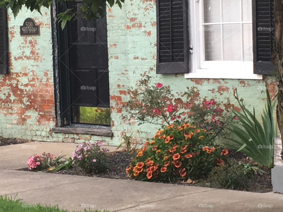 Love the green painted bricks and the flowers
