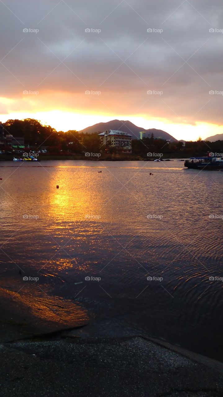 A stunning sunset during a quiet summer evening at Lake Kawaguchiko.