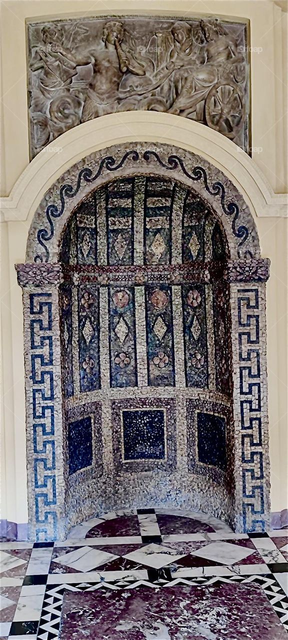 This beautiful arched inlaid structure with ornamented mosaic patterns of antique Greek influence is part of the lavishly decorated „Lenbachhaus“, a popular art museum in the „Luisenstraße“ in „Munich“, „Bavaria“, Germany. 2023. Hypnotic Productions