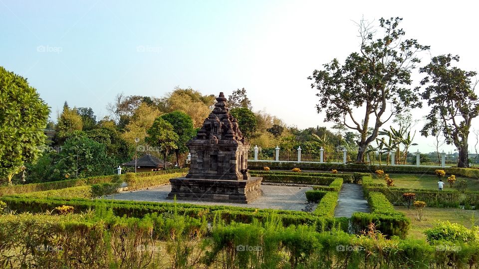 Gebang temple is a Hindu temple in wedomtani silahan, ngemartani, sleman, diy. This temple was found in 1936 and was restored under van romondt in 1937-1939.